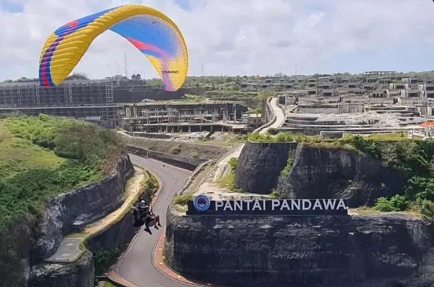 Timbis Paragliding Bali in Uluwatu