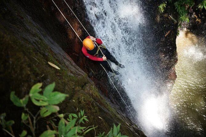Petualangan Canyoning Tingkat Lanjut dengan Lompatan Abseiling Ekstrem di Bali Utara